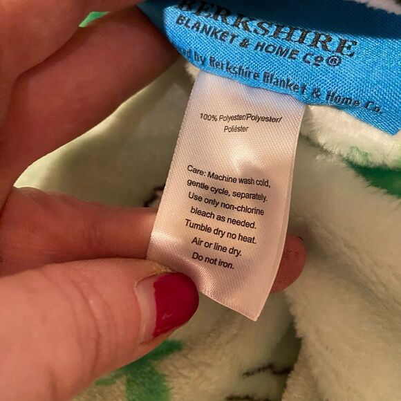 NEW! NWT Snoopy Berkshire St. Patty’s Day blanket throw shamrock Peanuts - Picture 4 of 5